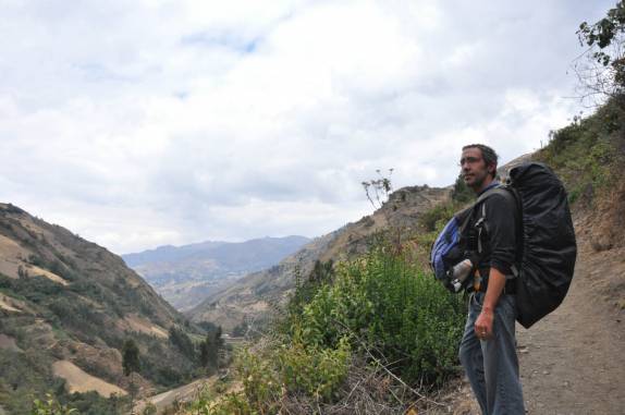 Agora, sem as mulas, carregando o peso no último dia do trekking Santa Cruz, na Cordillera Blanca, região de Huaraz - Peru